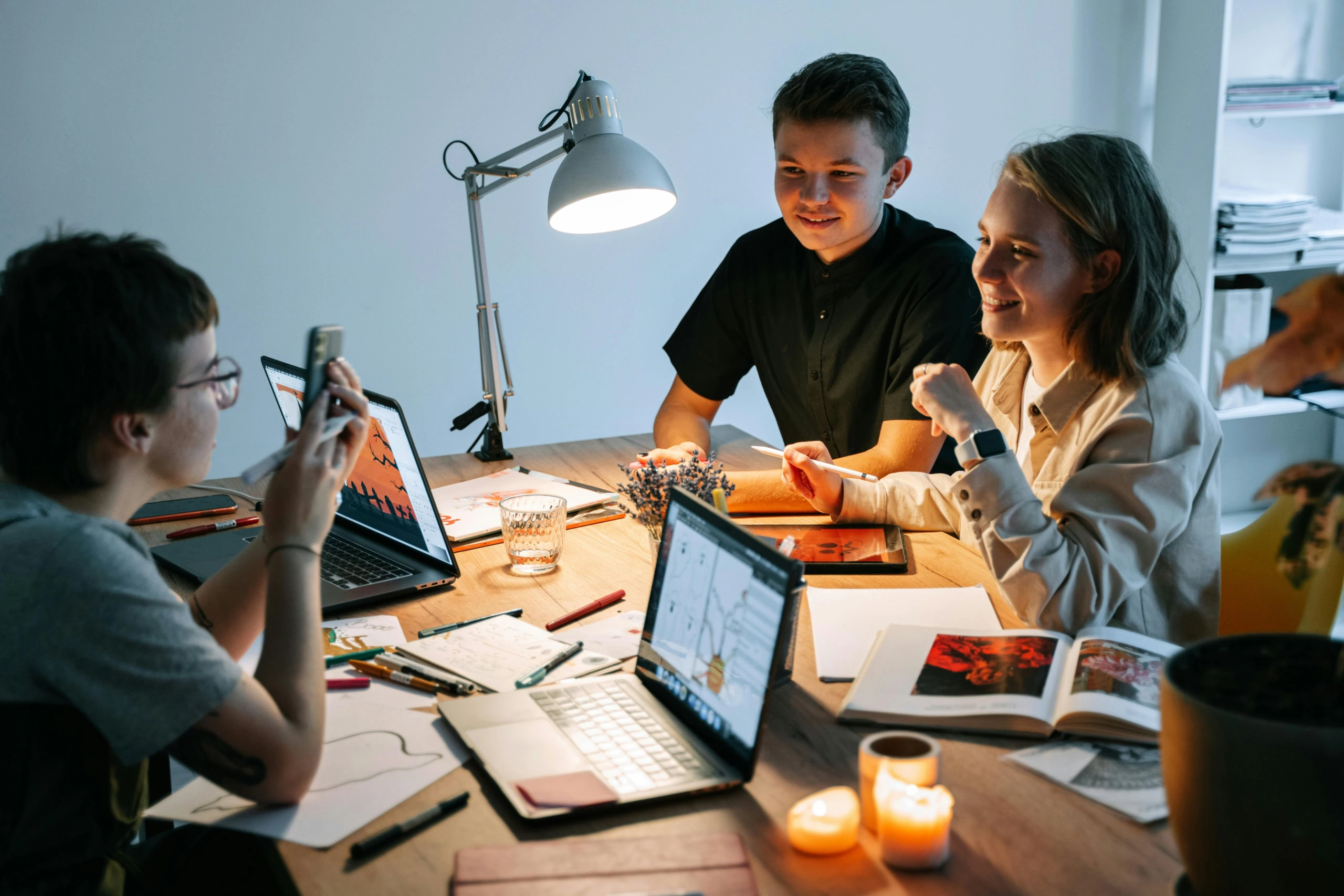 Gruppe mit Berufsschülern, die sich zu Beginn eines neues Schuljahres kennen lernen